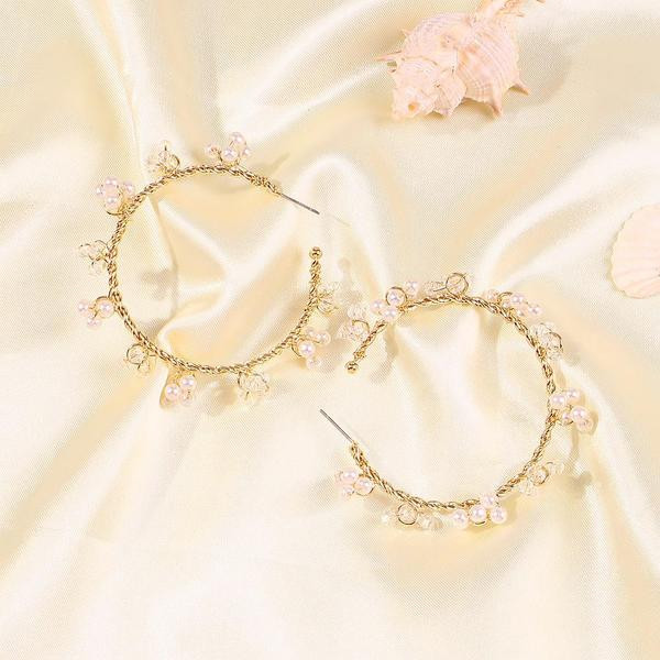 Modern női fülbevaló gyöngyökkel és kövekkel