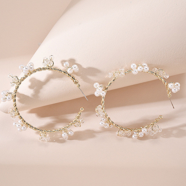 Modern női fülbevaló gyöngyökkel és kövekkel