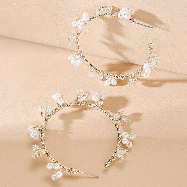 Modern női fülbevaló gyöngyökkel és kövekkel