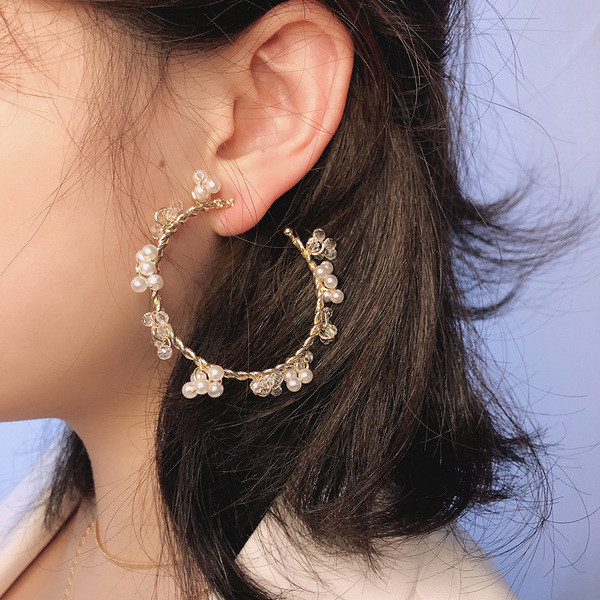 Modern női fülbevaló gyöngyökkel és kövekkel