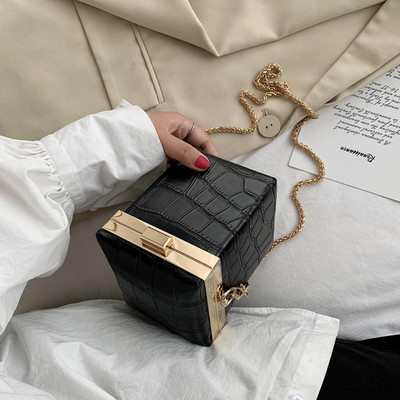 Sieviešu maza soma ar aizdari un garu rokturi