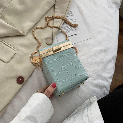 Sieviešu maza soma ar aizdari un garu rokturi