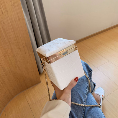 Sieviešu maza soma ar aizdari un garu rokturi