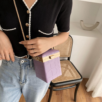 Sieviešu maza soma ar aizdari un garu rokturi