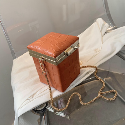 Sieviešu maza soma ar aizdari un garu rokturi