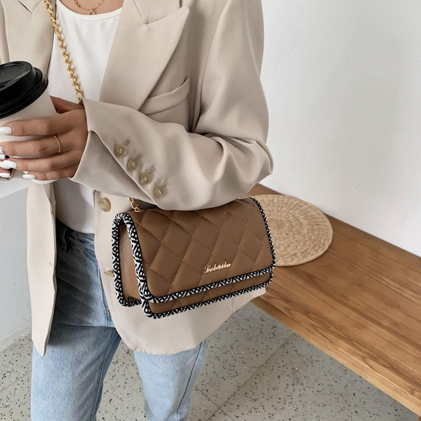 Modern ökobőr táska hosszú fém fogantyúval