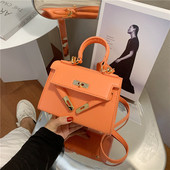 Moderna sieviešu soma ar aizdari