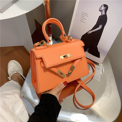 Moderna sieviešu soma ar aizdari