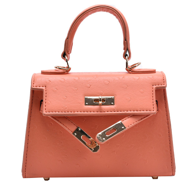 Moderna sieviešu soma ar aizdari