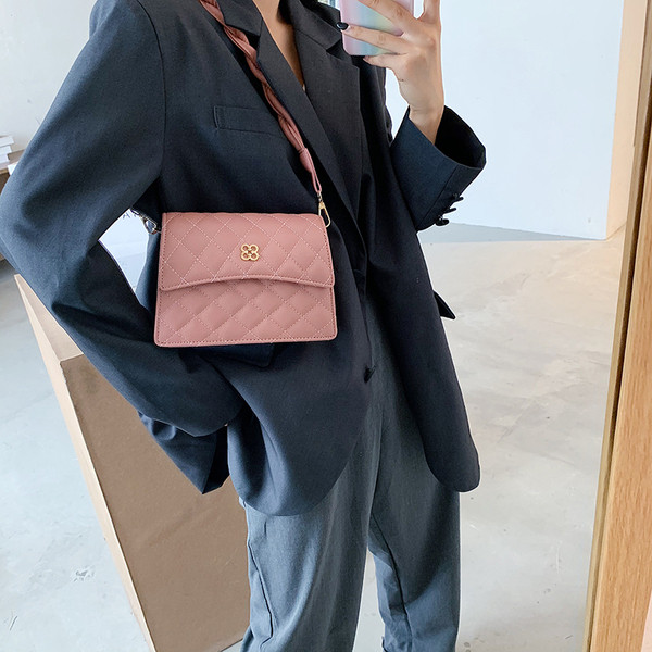 Új modell eko bőrből készült női táska hosszú füllel, fém díszítéssel