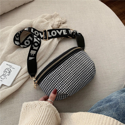 Modern női táska fogantyúján feliratokkal