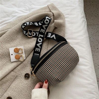 Modern női táska fogantyúján feliratokkal