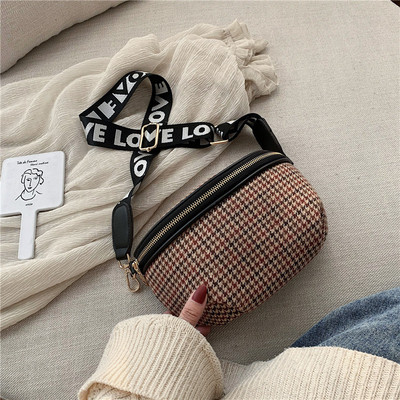 Modern női táska fogantyúján feliratokkal