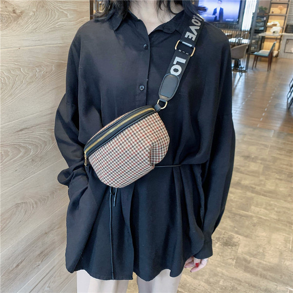 Modern női táska fogantyúján feliratokkal