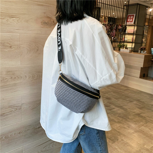 Modern női táska fogantyúján feliratokkal