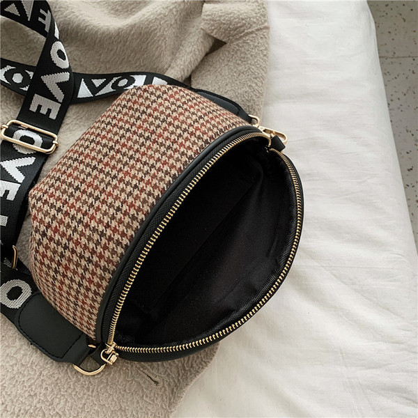 Modern női táska fogantyúján feliratokkal