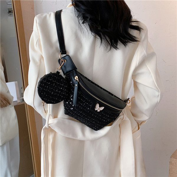 Új modell, korszerű női táska fém díszítéssel és flitterekkel