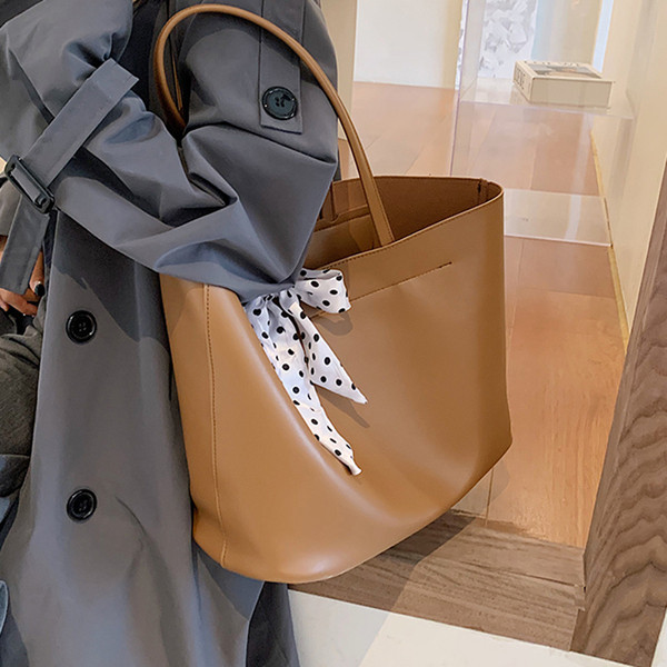 Nagy bőr válltáska színes szalaggal