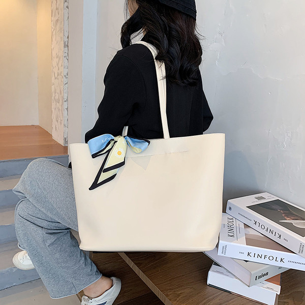 Nagy bőr válltáska színes szalaggal