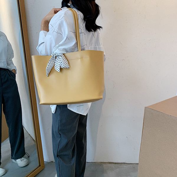 Nagy bőr válltáska színes szalaggal