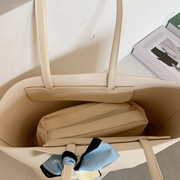 Nagy bőr válltáska színes szalaggal