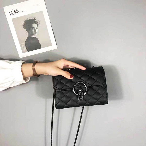 Fekete női táska hosszú fogantyús típusú lánccal és fém csattal