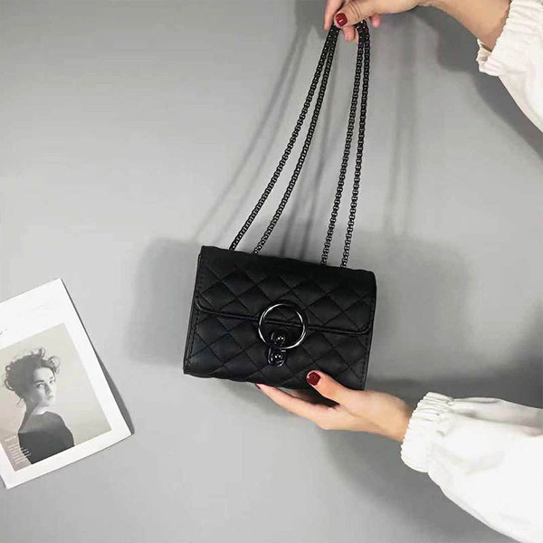 Fekete női táska hosszú fogantyús típusú lánccal és fém csattal