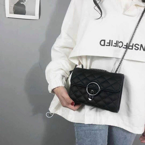 Fekete női táska hosszú fogantyús típusú lánccal és fém csattal