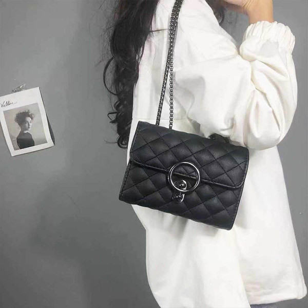 Fekete női táska hosszú fogantyús típusú lánccal és fém csattal