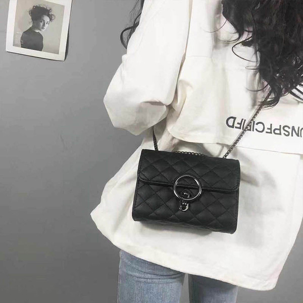 Fekete női táska hosszú fogantyús típusú lánccal és fém csattal