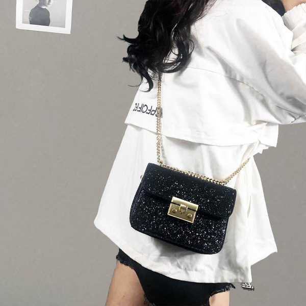 Modern női táska hosszú füllel, fényes hatással