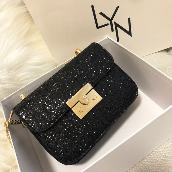 Modern női táska hosszú füllel, fényes hatással