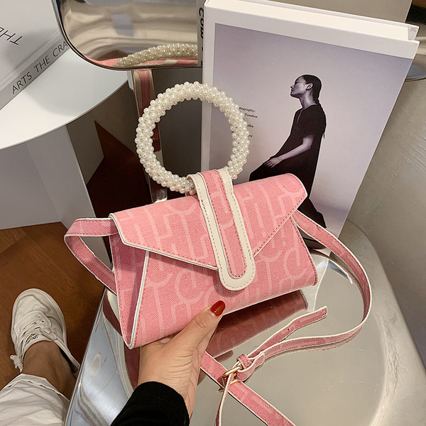 Moderna sieviešu soma ar apaļu rokturi un pērlēm