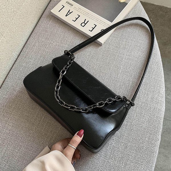 Sieviešu eko-ādas plecu soma ar metāla ķēdīti