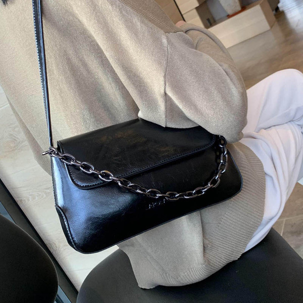 Sieviešu eko-ādas plecu soma ar metāla ķēdīti