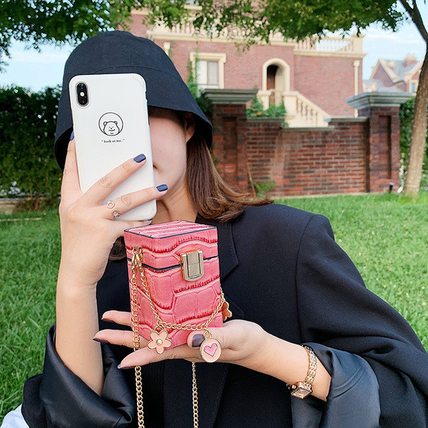 Geanta mini de dama cu maner lung si pandantive