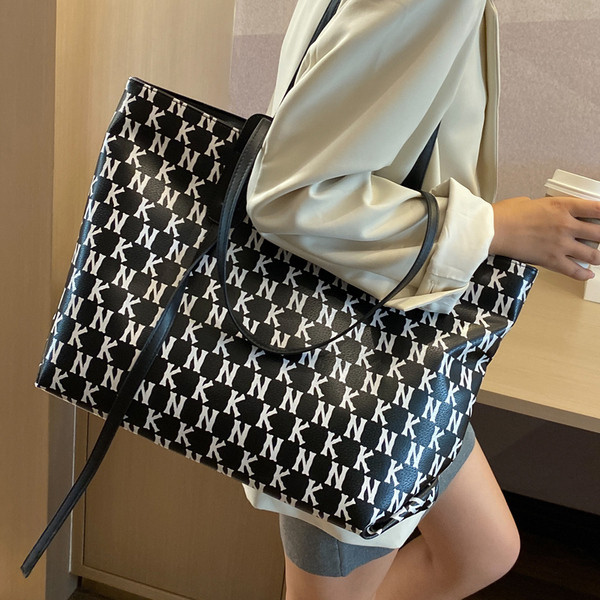 Sieviešu lielā plecu soma no eko ādas