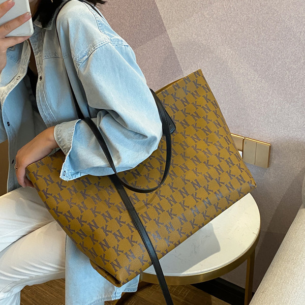 Sieviešu lielā plecu soma no eko ādas