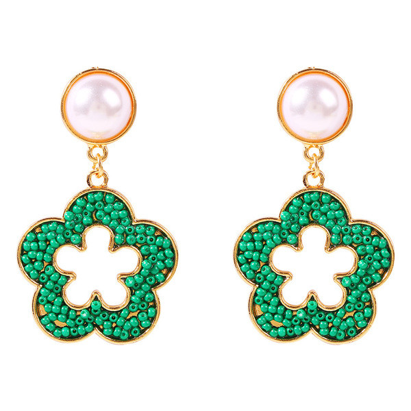 Modern női fülbevaló virág formájú gyöngyökkel