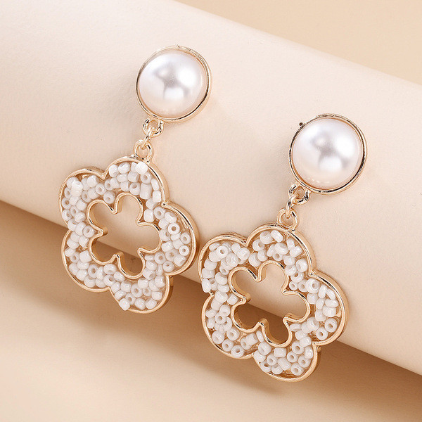 Modern női fülbevaló virág formájú gyöngyökkel