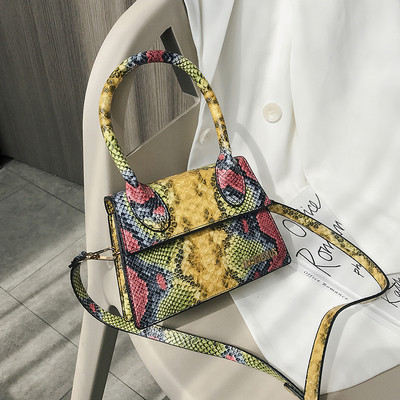 Stílusos női ökobőr táska rövid és hosszú füllel