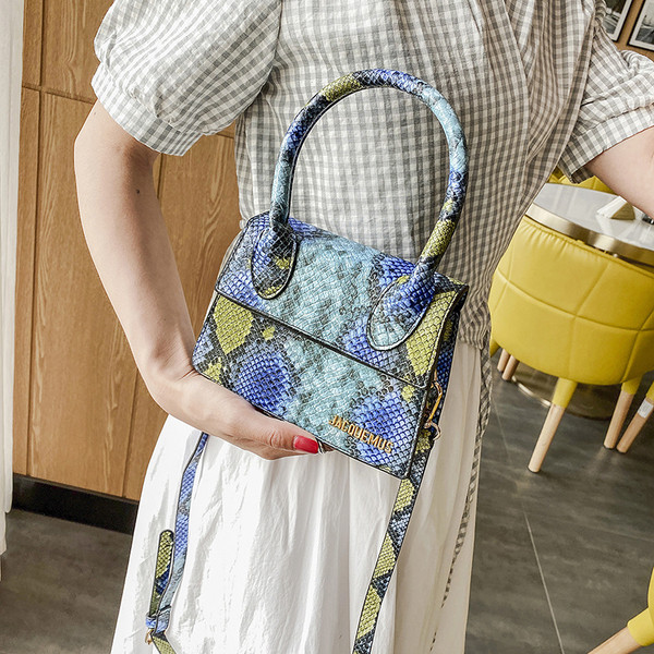 Stílusos női ökobőr táska rövid és hosszú füllel