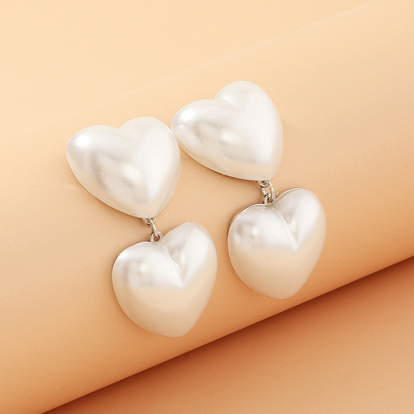 Südamekujulised pärlitest kõrvarõngad