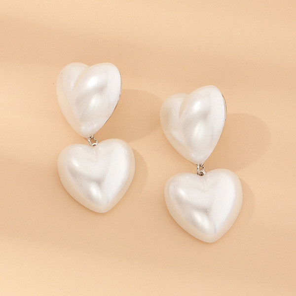 Südamekujulised pärlitest kõrvarõngad