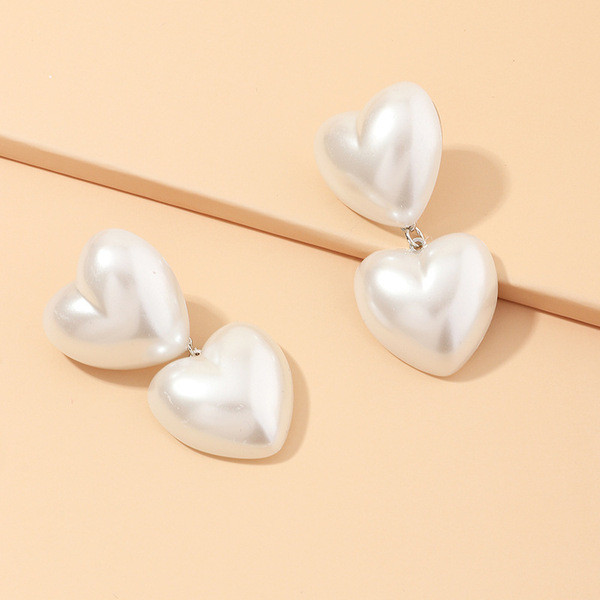 Südamekujulised pärlitest kõrvarõngad