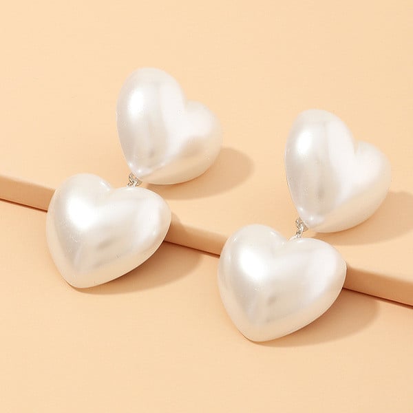 Südamekujulised pärlitest kõrvarõngad