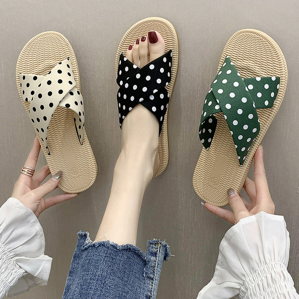 Lapos talpú női papucs, keresztben pöttyös pántokkal