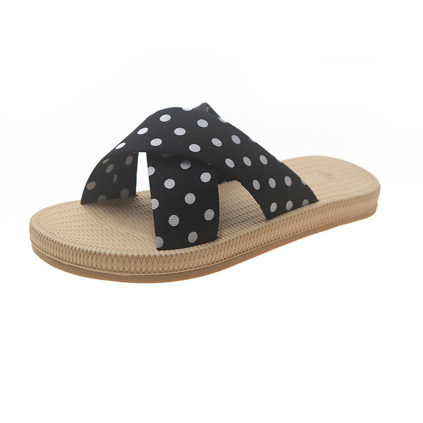 Lapos talpú női papucs, keresztben pöttyös pántokkal