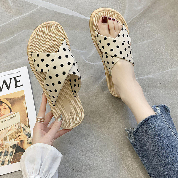 Lapos talpú női papucs, keresztben pöttyös pántokkal