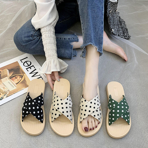 Lapos talpú női papucs, keresztben pöttyös pántokkal